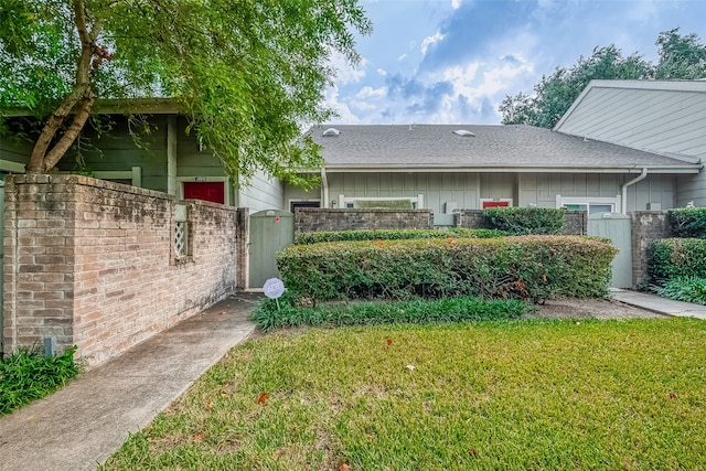 view of front of home with a front lawn