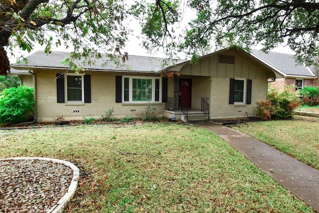 ranch-style home featuring a front lawn