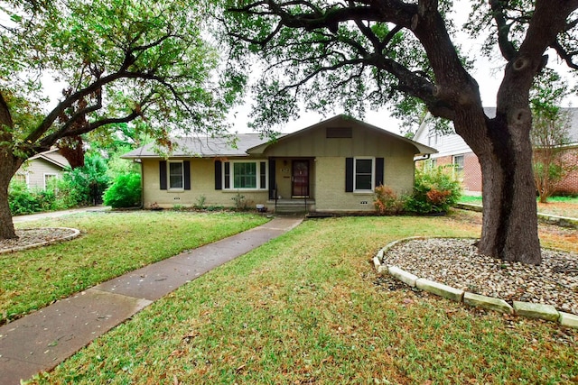 ranch-style home featuring a front lawn