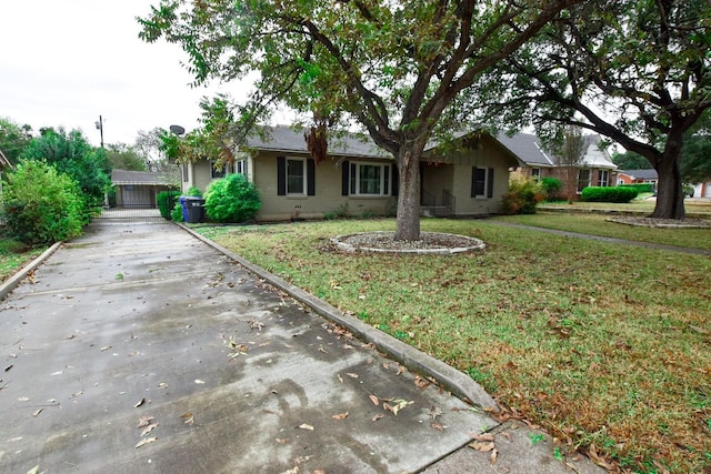 ranch-style house featuring a front yard