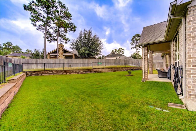 view of yard featuring a patio