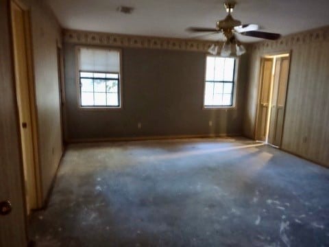 empty room featuring ceiling fan