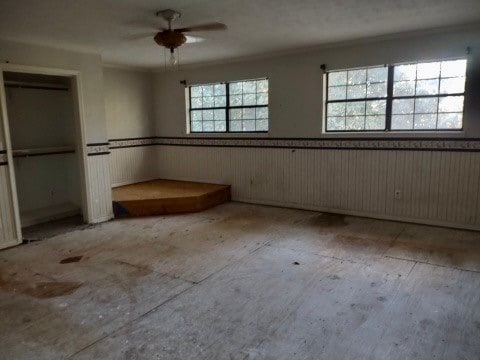 unfurnished bedroom featuring ceiling fan