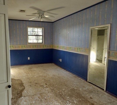 unfurnished room with ceiling fan