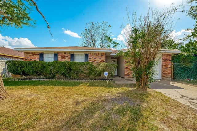 single story home featuring a front yard