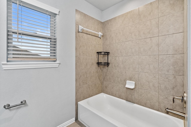 bathroom featuring tiled shower / bath