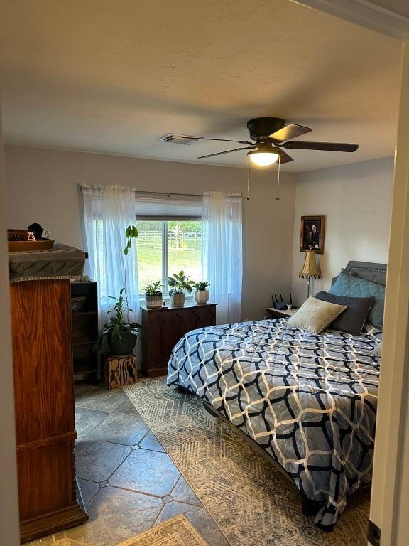 bedroom with ceiling fan