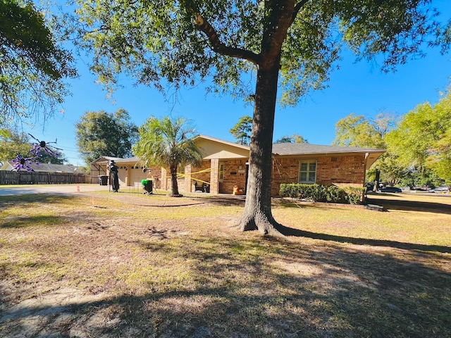 ranch-style home featuring a front lawn