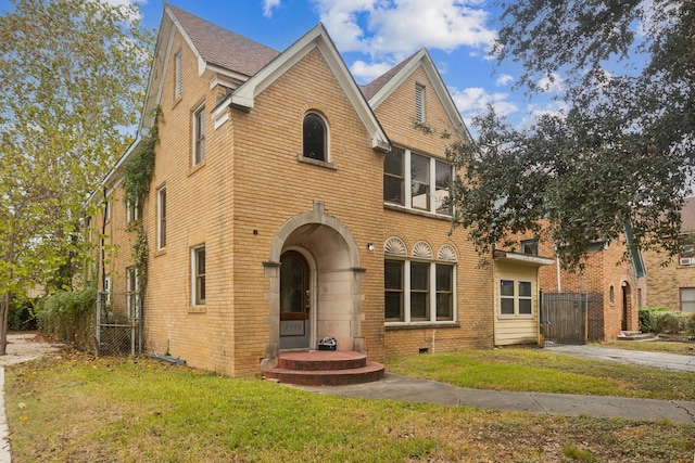 view of front facade with a front yard