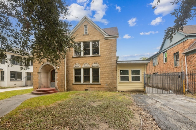 view of front facade featuring a front yard