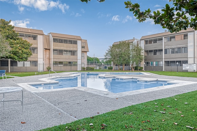 view of swimming pool featuring a lawn