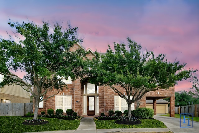 view of front facade featuring a yard