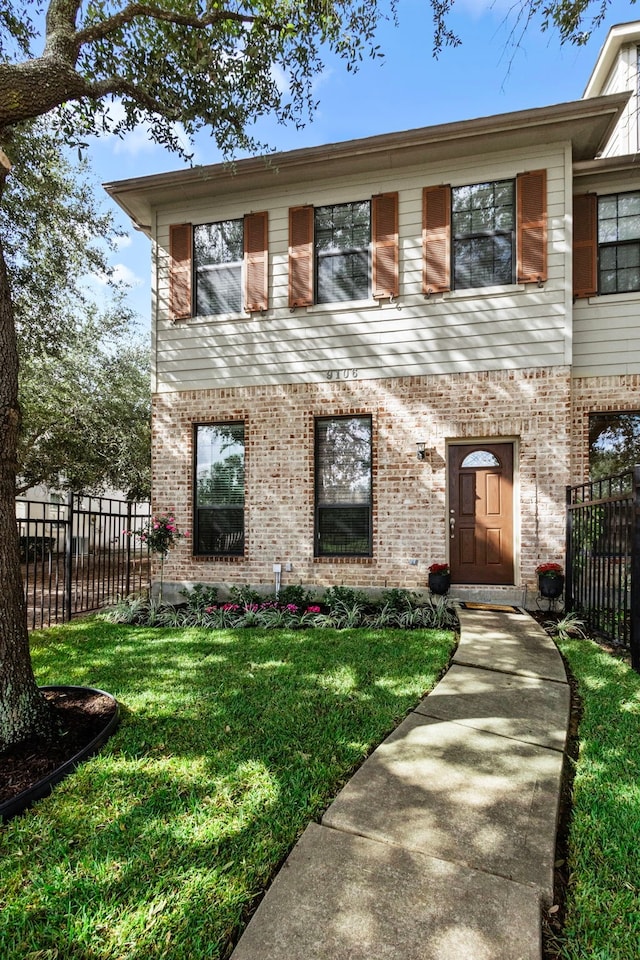 view of front facade with a front yard