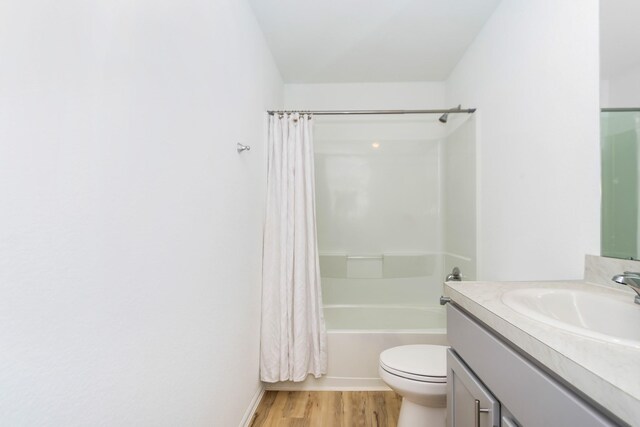 122 Austin Rd, Angleton, TX 77515 - full bath featuring vanity, toilet, shower / bath combo, and wood finished floors