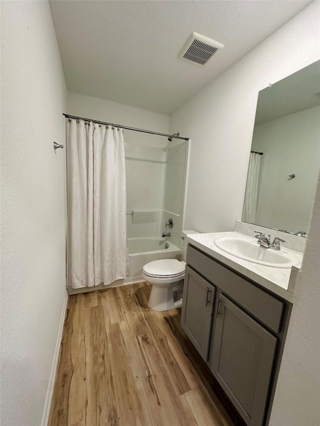 122 Austin Rd, Angleton, TX 77515 - bathroom featuring toilet, wood finished floors, vanity, visible vents, and shower / bath combination with curtain