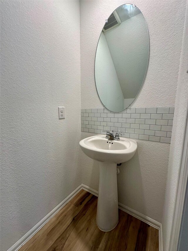 122 Austin Rd, Angleton, TX 77515 - bathroom with a textured wall, baseboards, visible vents, and wood finished floors