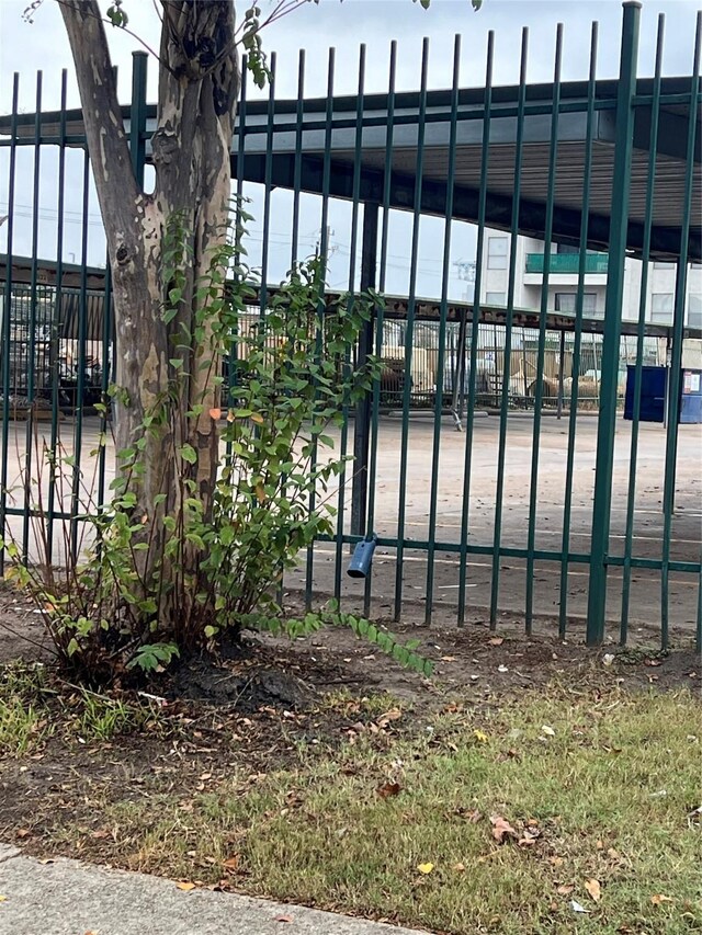 2830 S Bartell Dr Unit 39, Houston, TX 77054 - gate with fence