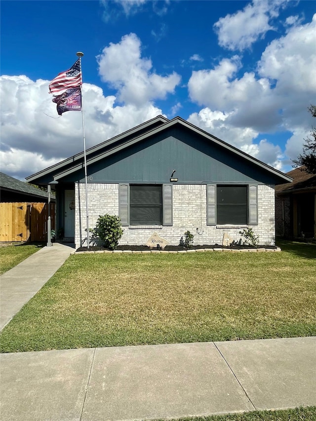 view of front of property with a front yard