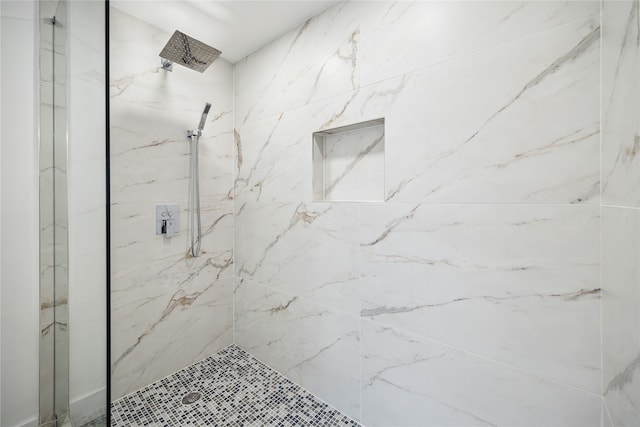 bathroom featuring tiled shower