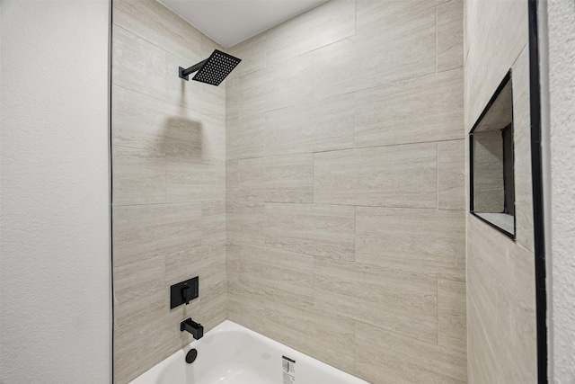 bathroom with tiled shower / bath combo