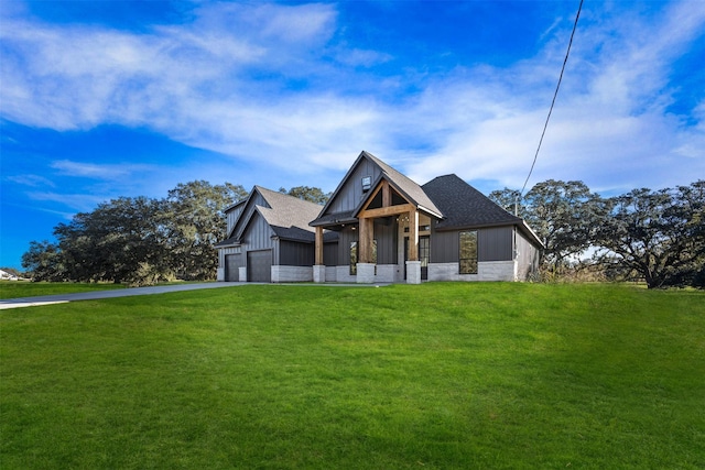 view of front of property featuring covered porch and a front lawn