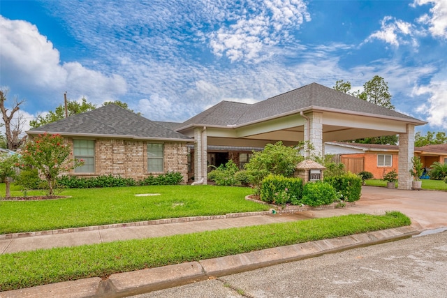 view of front of home with a carport and a front lawn