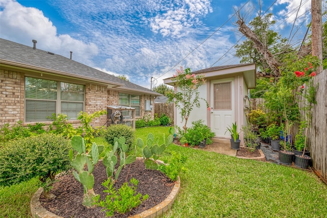 view of yard featuring a storage shed