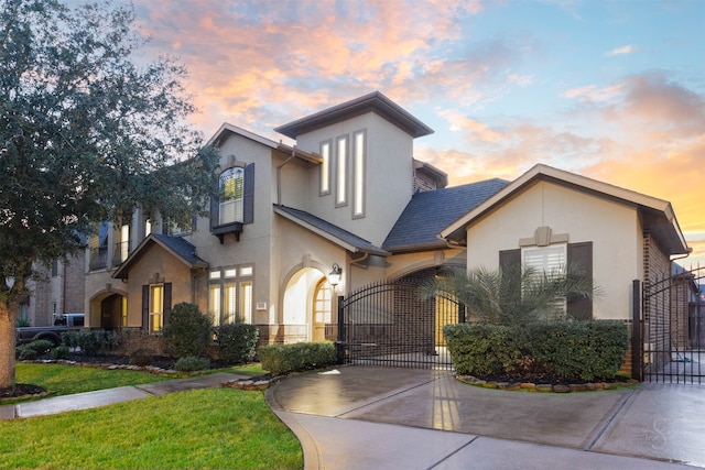 view of front of property featuring a yard