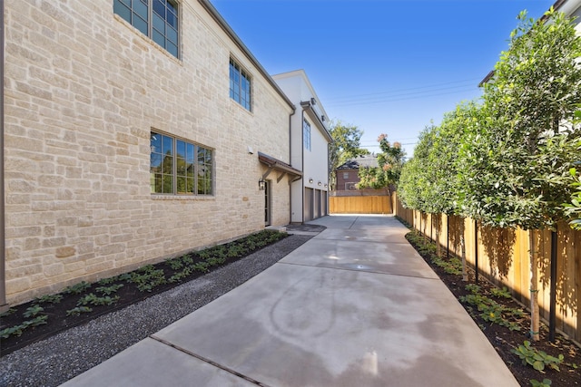 1944 Larchmont Rd, Houston, TX 77019 - view of side of home with fence
