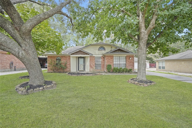 single story home with a front yard