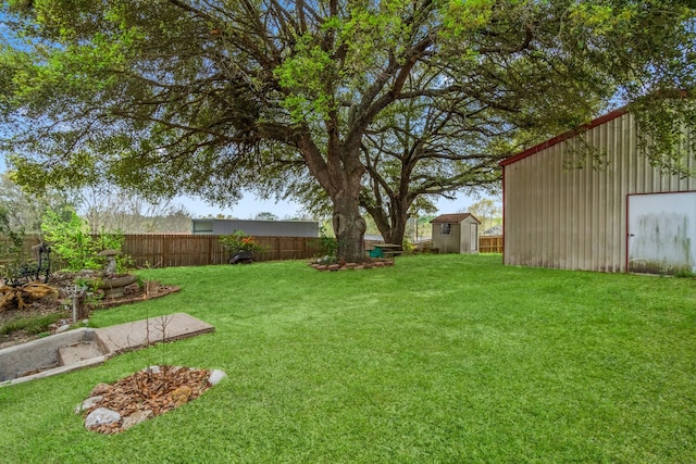 view of yard featuring a storage unit