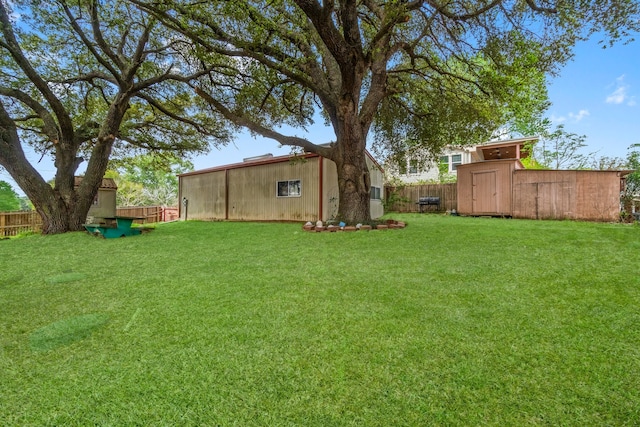 view of yard featuring a storage shed