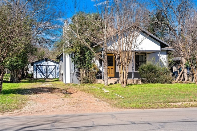 view of front of house featuring a front yard