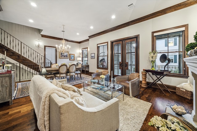 living room featuring dark wood-type flooring, crown molding, and a notable chandelier