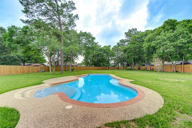 view of swimming pool with a yard