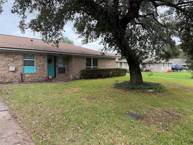 single story home featuring a front lawn