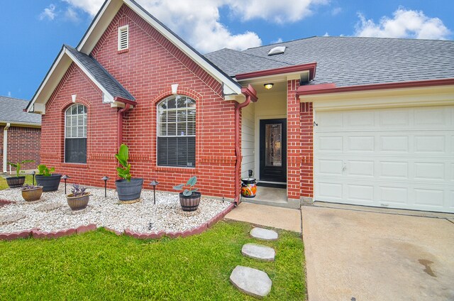 view of front of property featuring a front lawn and a garage