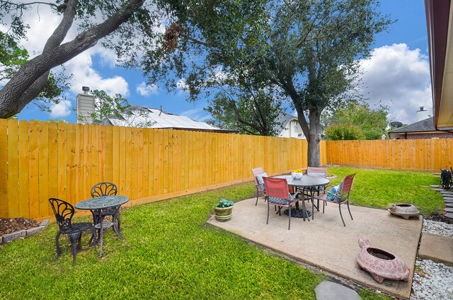 view of yard with a patio