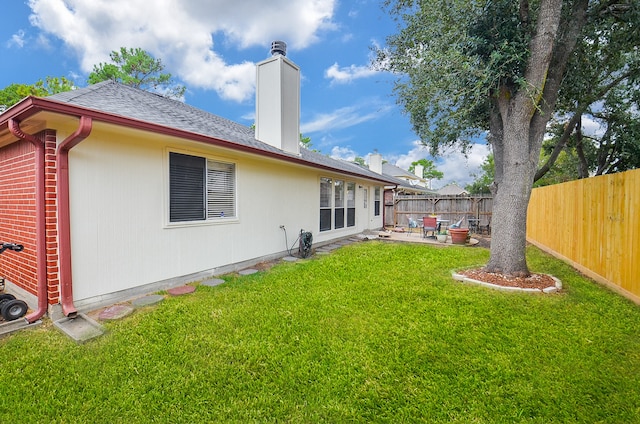 view of yard featuring a patio area