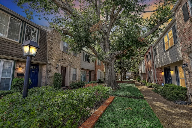 view of yard at dusk