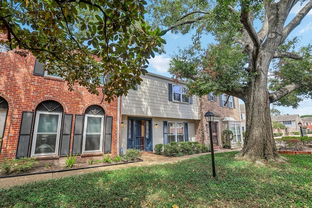 view of front facade featuring a front yard