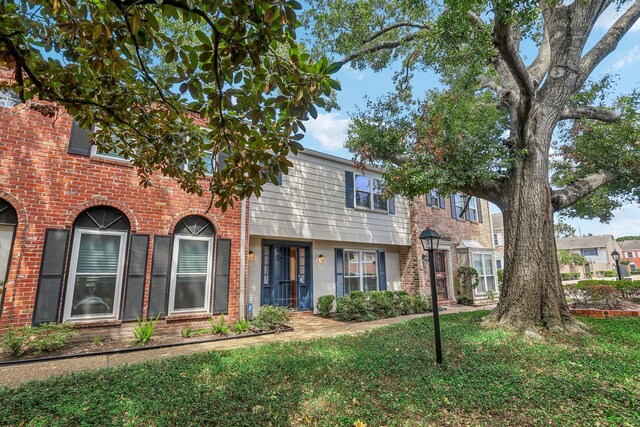 view of front of house featuring a front lawn