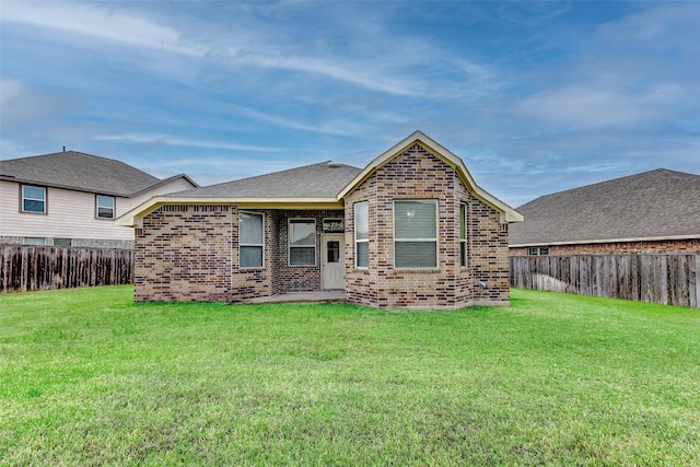 view of front of home featuring a front yard