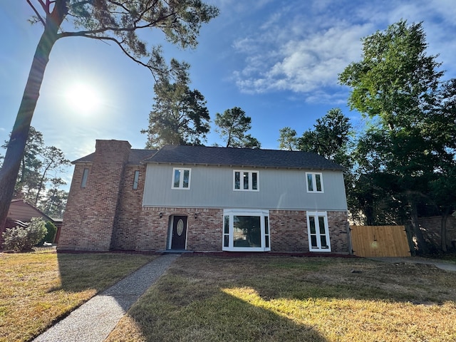 view of front of home featuring a front yard