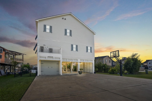 view of front facade featuring driveway, an attached garage, a front lawn, and a carport