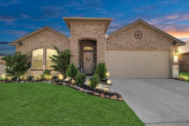 view of front facade featuring a garage and a lawn