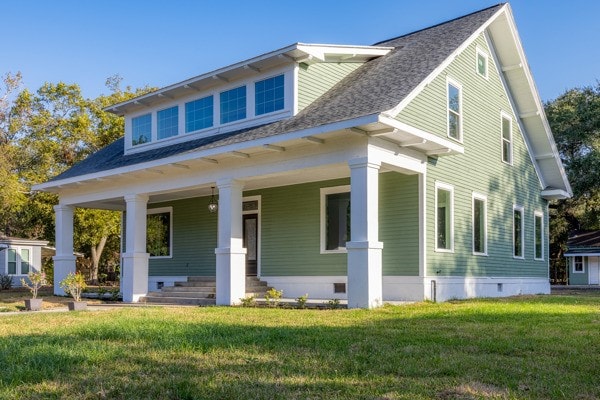 view of front of property featuring a front yard and covered porch