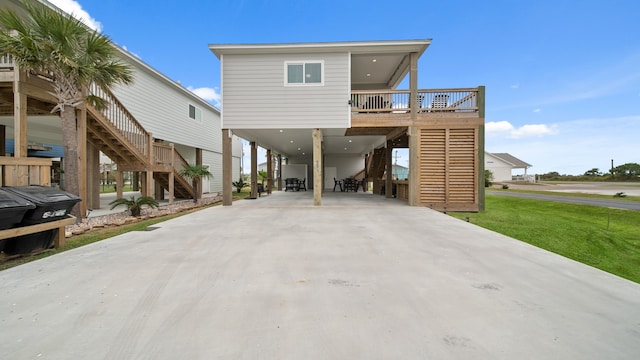 view of front of property featuring a carport and a front yard