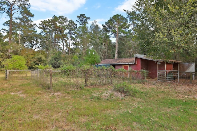 view of yard with an outbuilding