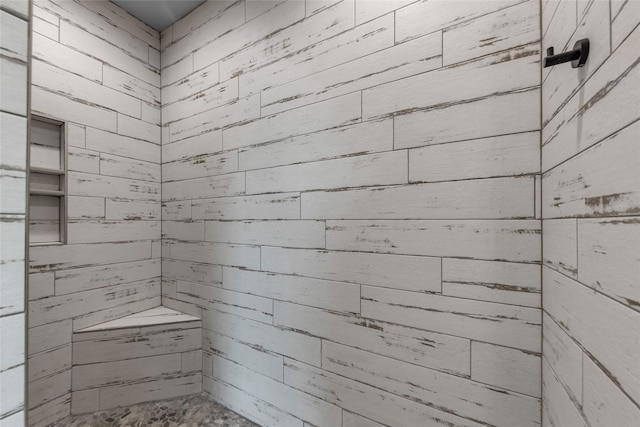 bathroom featuring a tile shower